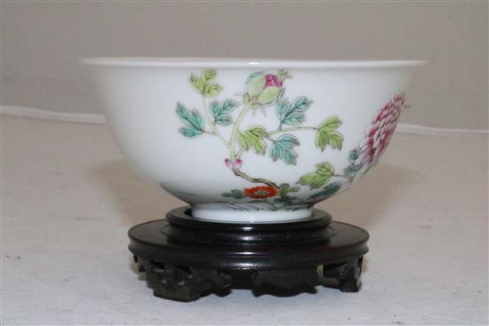 A Chinese famille rose bowl, diameter 10.8cm, wood stand